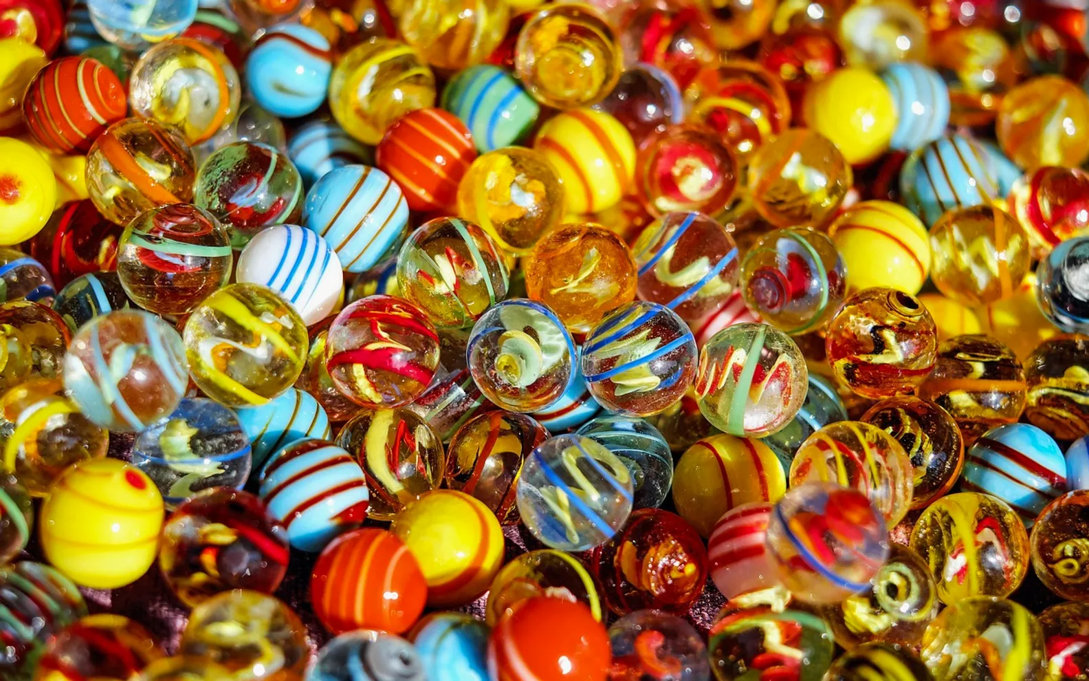 Marbles, glass marbles and balls